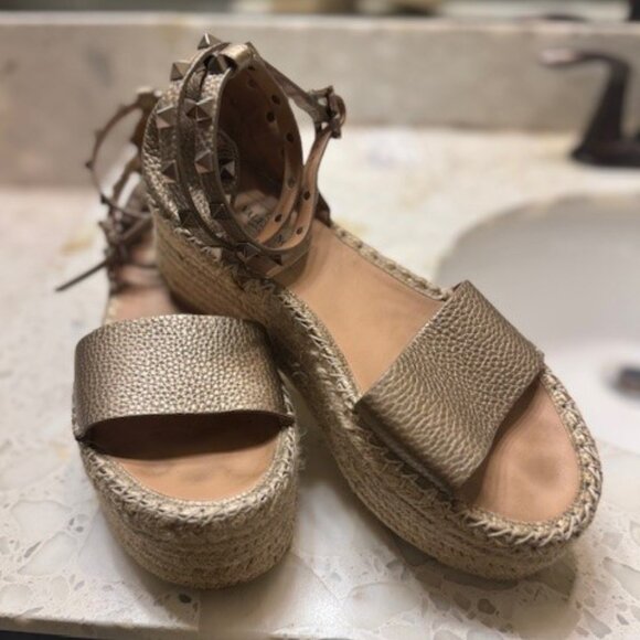 Valentino Gold Sandals Elegant Metallic Design - Picture 1 of 3